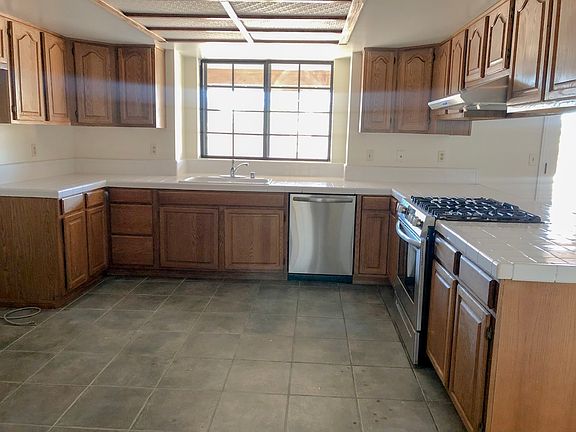 4th image of 18708 Danbury Ave