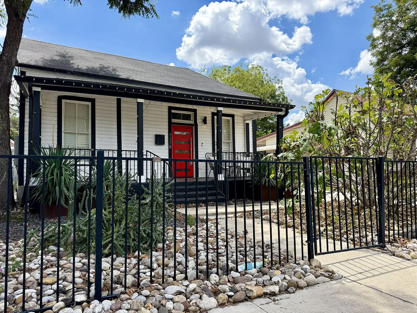 Beautiful Renovated Historical Home by Downtown SA! — Photo 2