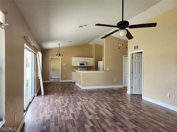 4th image of 1055 Peach St