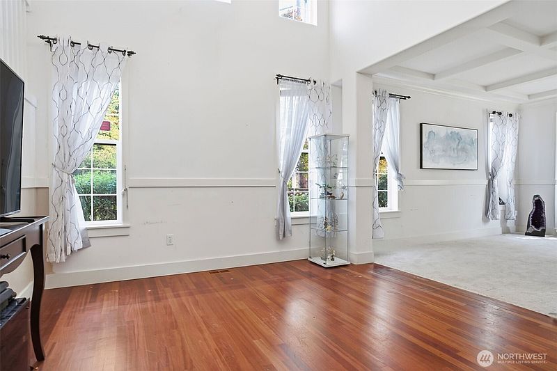 5th image of 1825 Redmond Place NE