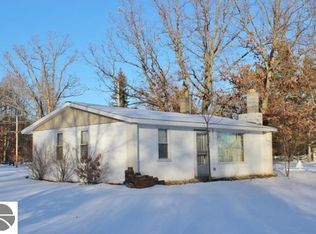 734 N Rock Lake Dr, Vestaburg, MI 48891