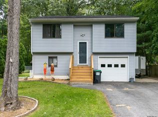 28 Red Oak Ln, Ballston Spa, NY 12020