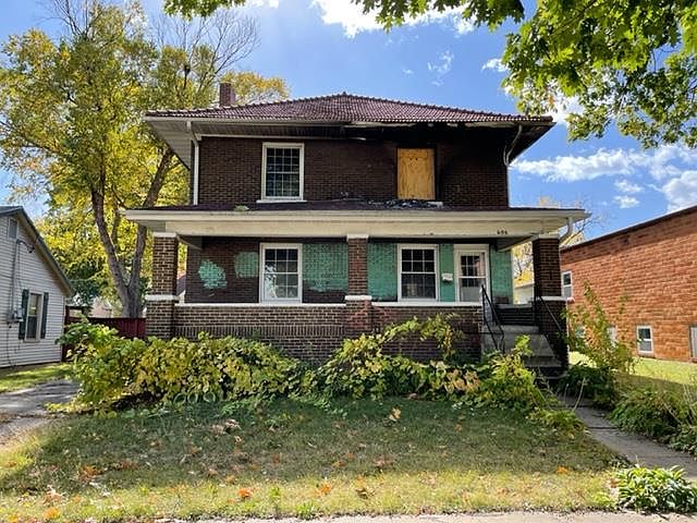 1st image of 606 E Washington St