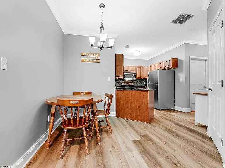 2511 Suncrest Vlg — Photo 6