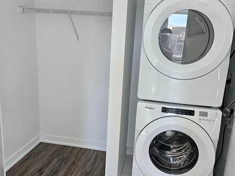 327 King St W #1502 — Photo 8