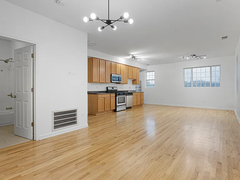2014 W Superior St #1 — Photo 3