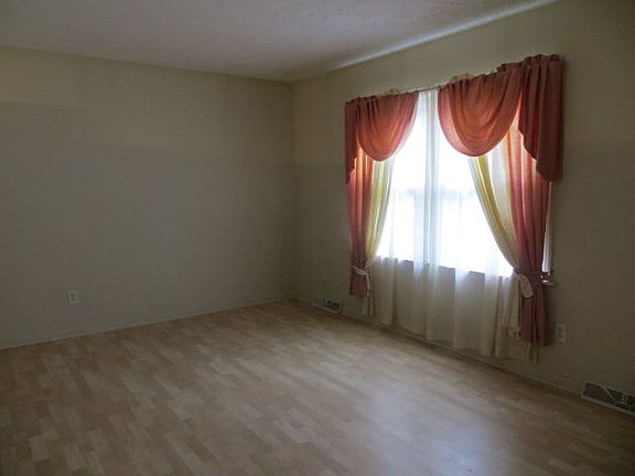 5th image of 1129 Rosemary Ln