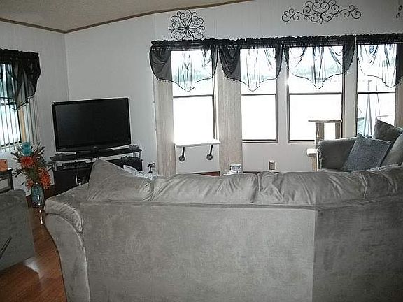 4th image of 622 Lake Larch Ln