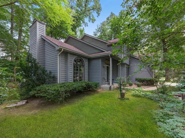 11633 Oakwood Ln, Granger, IN 46530