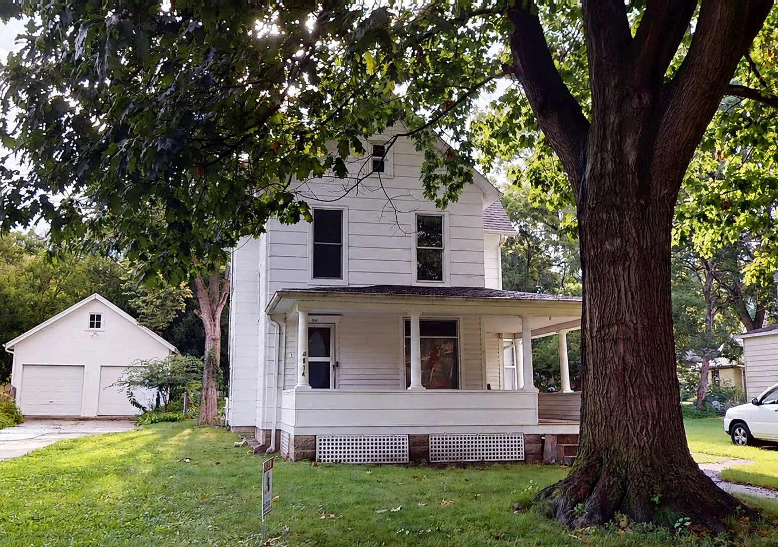 Cute, Clean, Convenient 2 Bedroom Unit in Downtown Ames — Photo 1