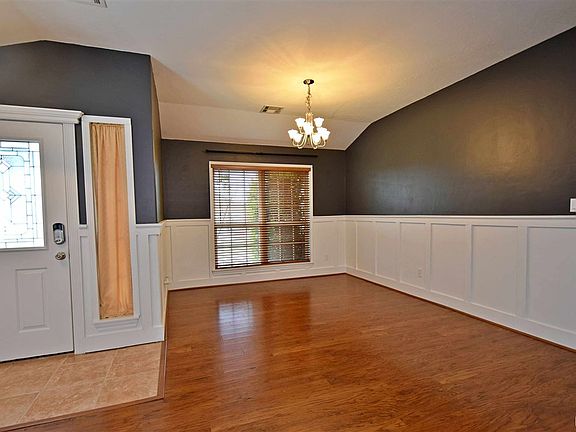 4th image of 3608 NE Fieldcrest Dr