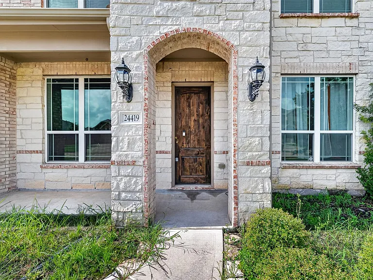 24419 Avanti Dr — Photo 4