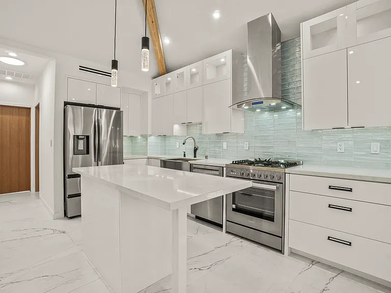4230 Van Nuys Blvd — Photo 30