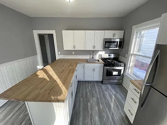 3 bed, 1300 sqft, $2,200 — Photo 2