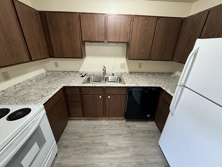 2355 Chalet Gardens Rd #2 — Photo 2