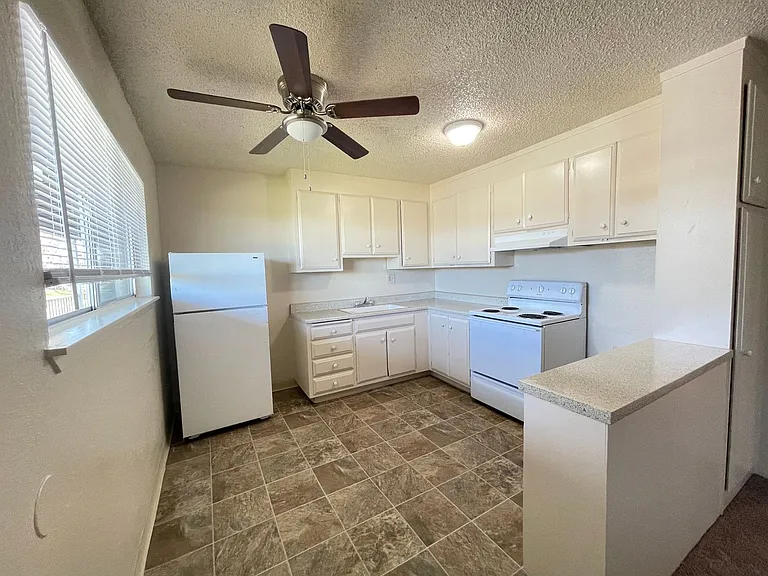 Lake Crest Apartments — Photo 21