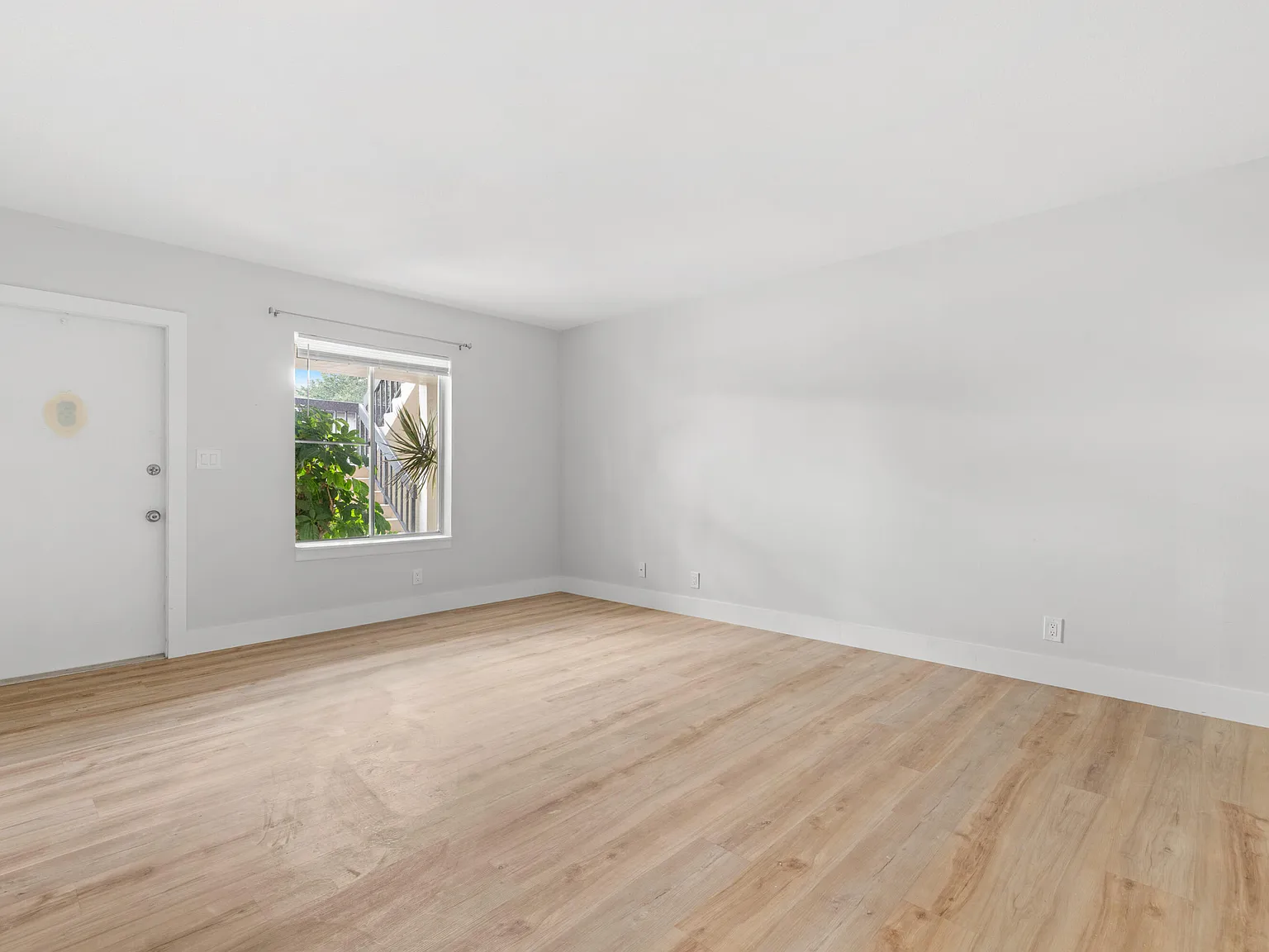 2 bed, 2.0 bath, 980 sqft, $2,400 — Photo 4
