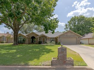 112 Broadmoor St, Meadowlakes, TX 78654