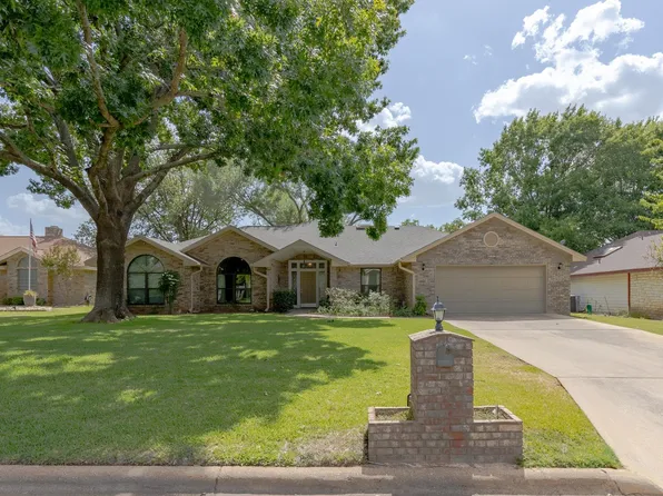 112 Broadmoor Street, Meadowlakes, TX 78654