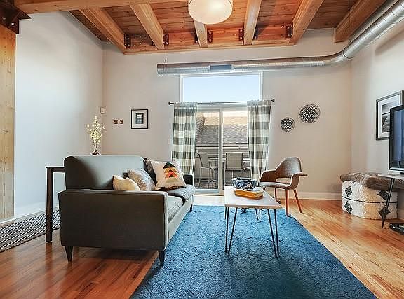 2nd image of 500 N Damen Ave APT 206