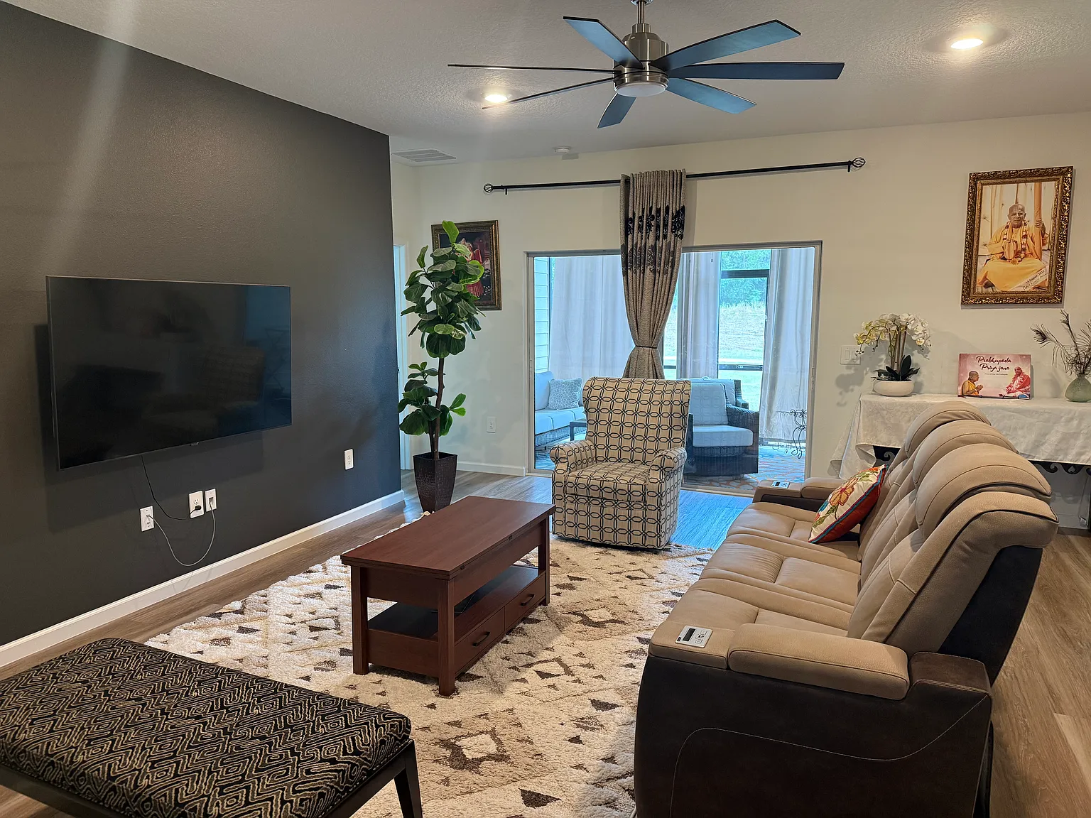 4 bed, 2267 sqft, $2,700 — Photo 2