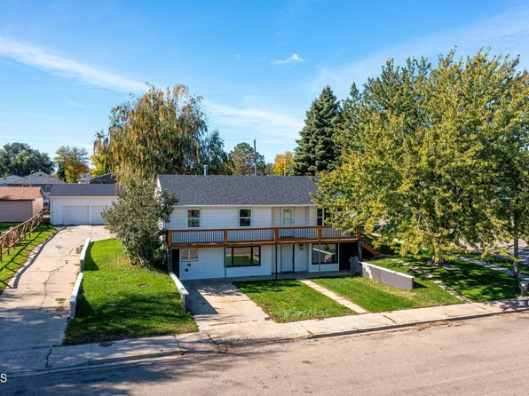 723 6th Ave E, Williston, ND 58801