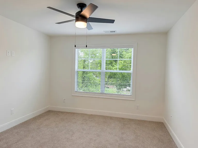 443 E Castle St — Photo 18