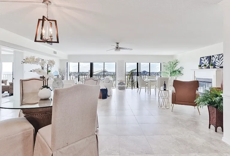 944 S Peninsula Dr — Photo 2