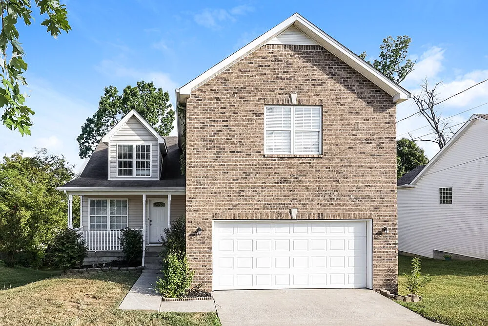 4 bed, 2.0 bath, 1564 sqft, $2,220 — Photo 1
