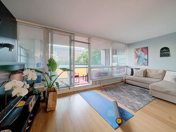2nd image of 718 Main St #303