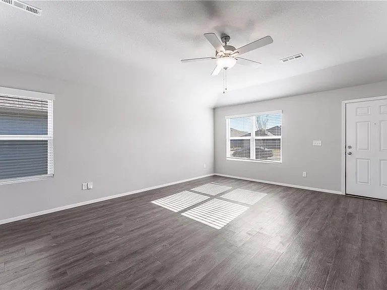 980 E Starling St — Photo 3