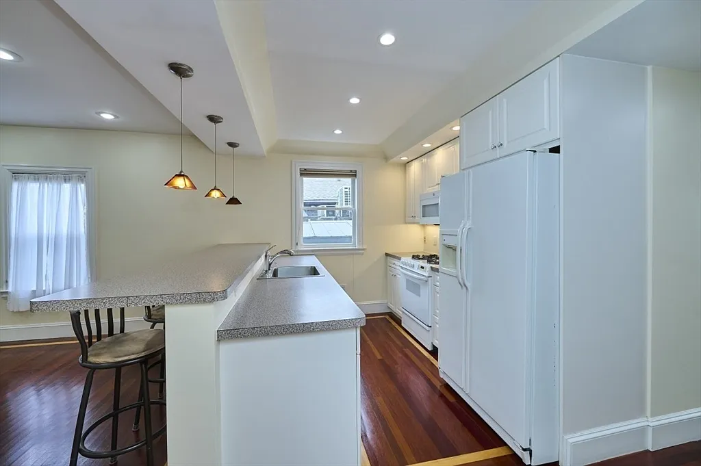 3 bed, 1.0 bath, 1100 sqft, $3,000 — Photo 4