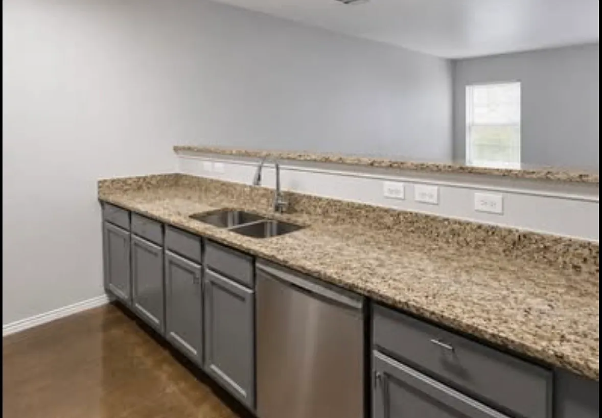 3 bed, 2.5 bath, 1420 sqft, $1,300 — Photo 4