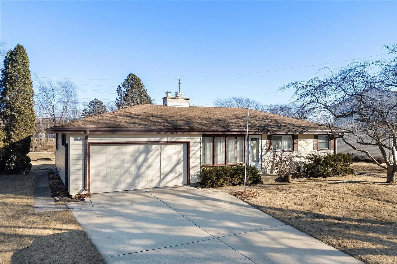 230 East Beutel ROAD photo 1