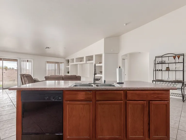 608 W Rattlesnake Pl — Photo 10