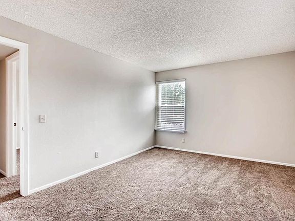 Large bedroom w/walk in closet