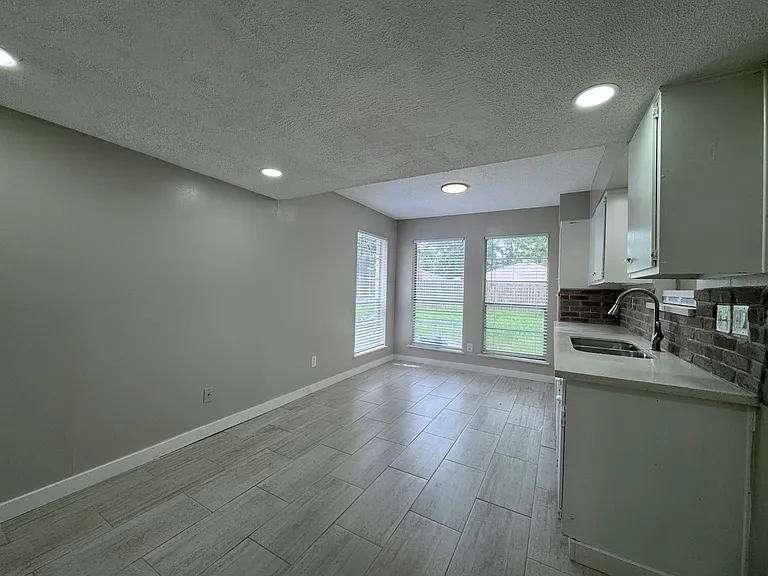 9414 Crystal Cove Cir — Photo 2