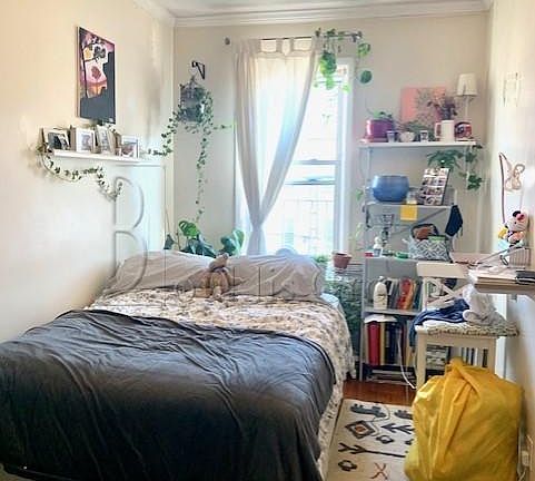 5th image of 2419 Crescent St #2