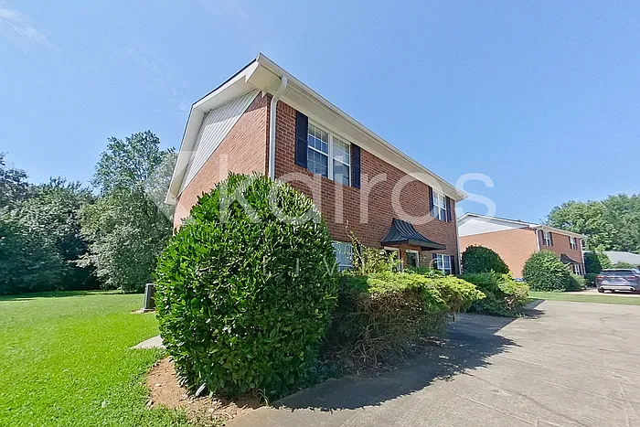 2 bed, 1.5 bath, 1334 sqft, $1,425 — Photo 2