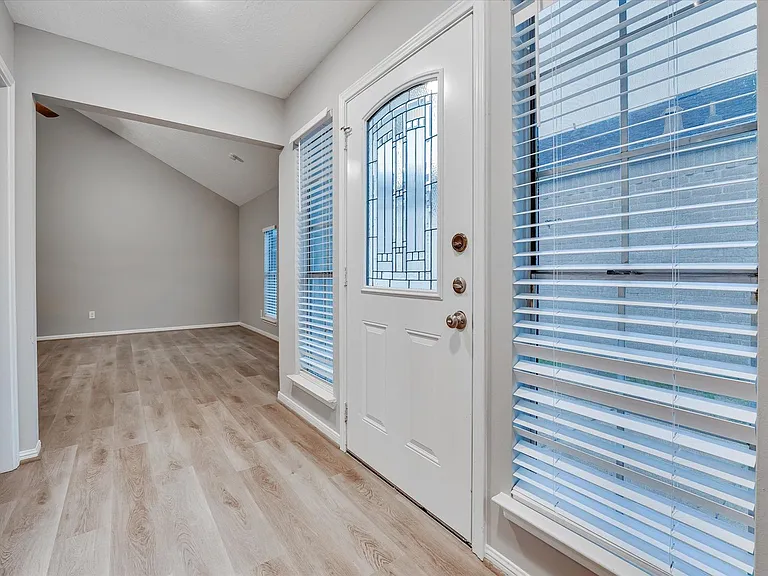 9407 Stockwell Dr — Photo 9