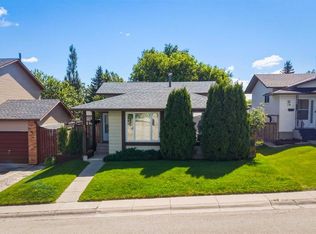 32 W Beddington Rise NE, Calgary, AB T3K1N2