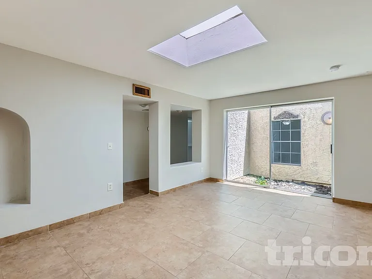 3031 W Mercer Ln — Photo 3