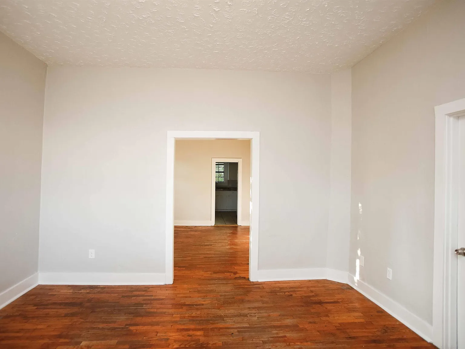 3 bed, 1.0 bath, 1356 sqft, $1,095 — Photo 3