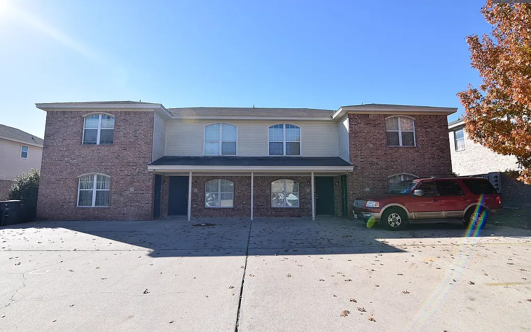 2 bed, 2.5 bath, 1200 sqft, $900 — Photo 1