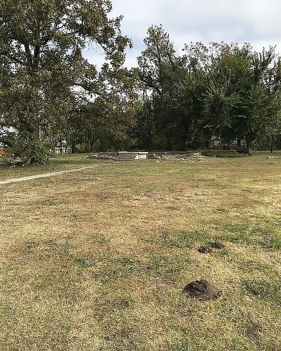 1st image of 900 S Youngs Blvd