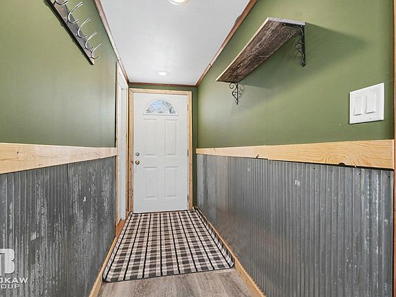 4th image of 1084 Midland Rd