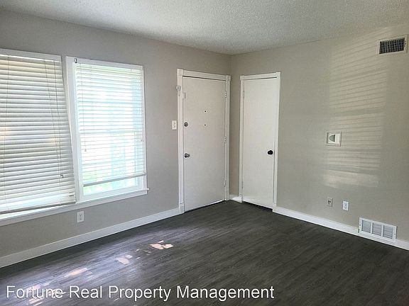 3rd image of 1933 Hickory Dr