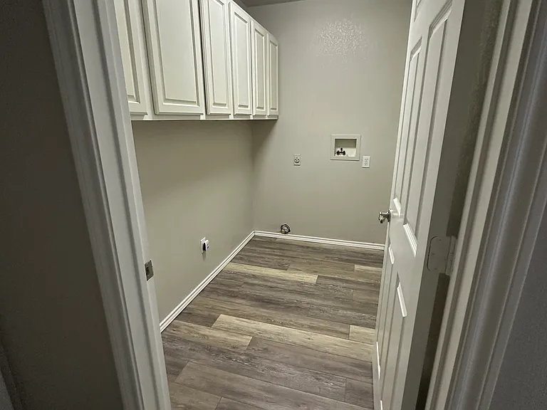 Laundry room with hookups