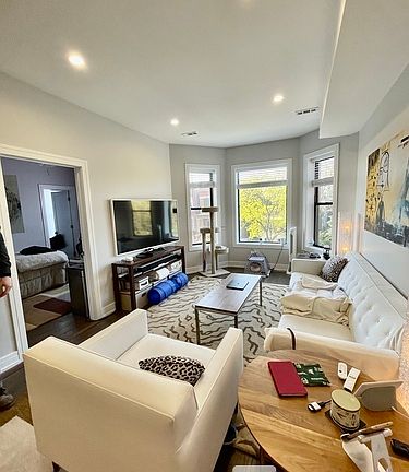 3rd image of 1455 W Farragut Ave #2