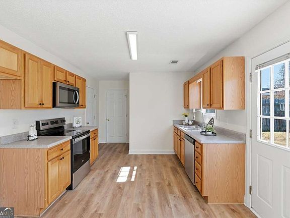 5th image of 9 Redfern Trl NE